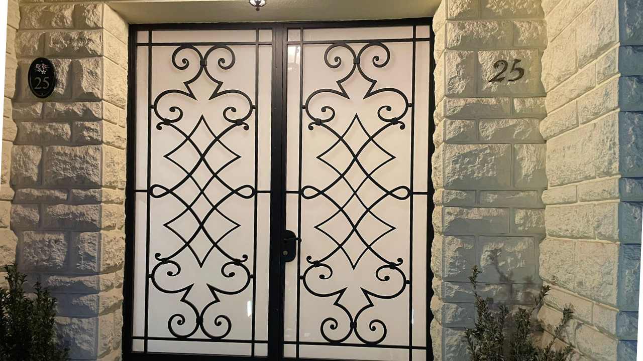 Comment remplacer le vitrage cassé d’une porte vitrée ?