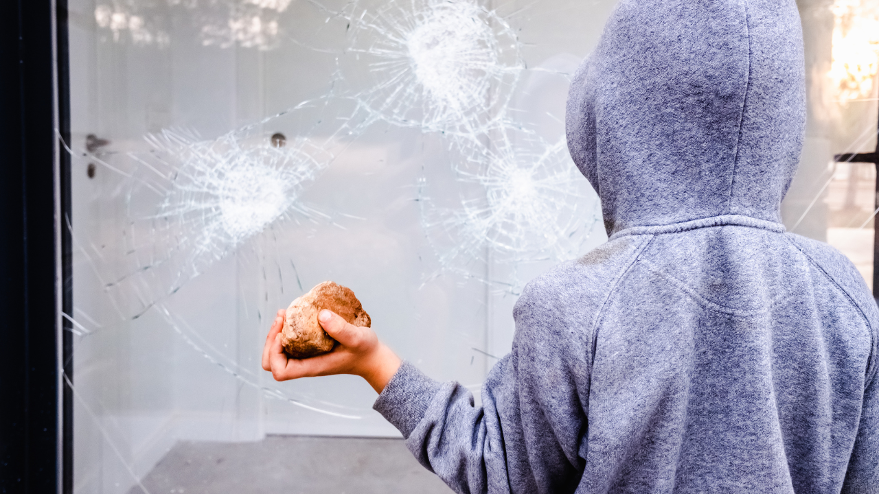 Comment réparer un impact sur une vitrine ?